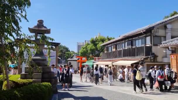 2023年10月1日 日本の京都 アジア アメリカ ヨーロッパからの多くの観光客は 京都の伏見稲荷大社を訪れ 非常に有名な鳥居ゲートで写真を撮ります 観光客のお気に入りのスポットの一つ — ストック動画