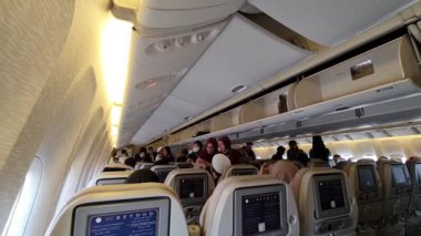 Medine, Suudi Arabistan, 3 Mart 2024. Umrah yolcuları memleketleri Endonezya 'ya dönmek üzere Suudi Arabistan Havayolları uçağına biniyorlar. Uçaktan Jakarta 'ya. Yolcular koltuklarını arasın..