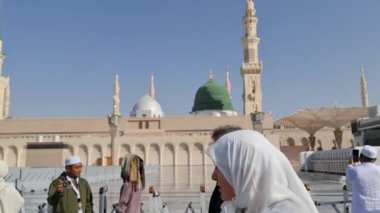 Medine, Suudi Arabistan, 2 Mart 2024. Nabawi Camii 'nin avlusunda yürüyen bir umrah veya hacının bakış açısı. Cemaati saran görkemli ve güzel şemsiyeleri görebilirsiniz.