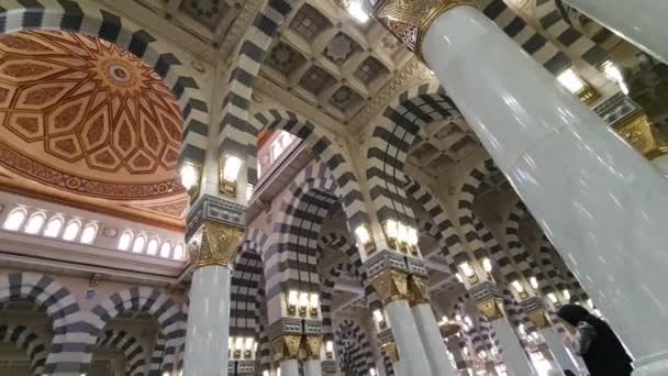 2024年2月29日 サウジアラビアのメディナ メディナのナバウィ モスク 預言者のモスク の内部 とても美しい ナバウィモスクでの祈りの報酬は グランドモスクを除いて 他のモスクよりも1 — ストック動画
