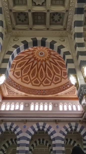 2024年2月29日 沙特阿拉伯麦地那 麦地那巴维清真寺 先知清真寺 的内部 非常漂亮 在纳巴维清真寺祈祷的报酬是其他清真寺的1 000倍 大清真寺除外 — 图库视频影像