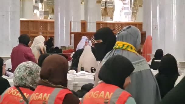 2024년 사우디아라비아 메디나 나바위 모스크의 여성기도 지역의 무슬림 회중은기도 시간을 — 비디오