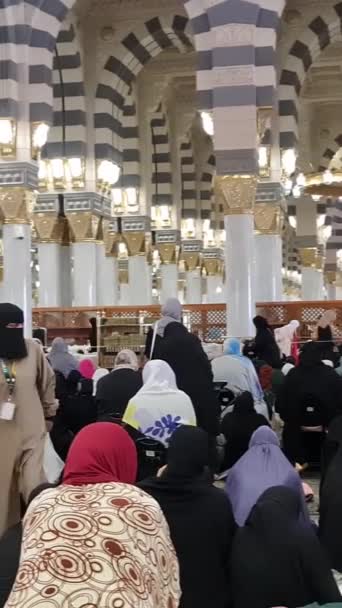 2024年3月2日にサウジアラビアのメディナ ナバウィモスクの女性の祈りのエリアの条件 ムスリムの会衆は祈りの時間を待っています 会衆のゴミを拾うために周りの清掃スタッフがあります — ストック動画
