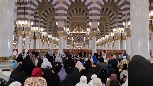 2024年3月2日にサウジアラビアのメディナ ナバウィモスクの女性の祈りのエリアの条件 ムスリムの会衆は祈りの時間を待っています 会衆のゴミを拾うために周りの清掃スタッフがあります — ストック動画