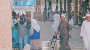 Medine, Suudi Arabistan, 3 Mart 2024. Dişi Umrah hacıları evlerindeki aileleriyle bağlantıda kalabilmek için Mobily sayacından internet veri paketleri satın alıyorlar. GİZLERİ.