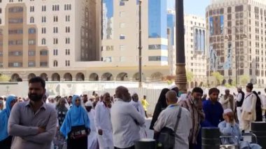 Medine, Suudi Arabistan 1 Mart 2024. Umrah hacıları ve yerel Arap sakinleri, Peygamber 'in Mescid-i Haram yakınlarındaki dükkanlarda yürüyor ve başka faaliyetlerde bulunuyorlar..