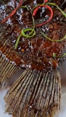 Gurame Bakar Madu ya da ballı gurami çok lezzetli bir Endonezya spesiyalidir. Karides ezmesi, acı biber sosu ve sıcak pirinçle harmanlanır. Balın tatlı ve lezzetli tadı onu daha da lezzetli yapıyor. 