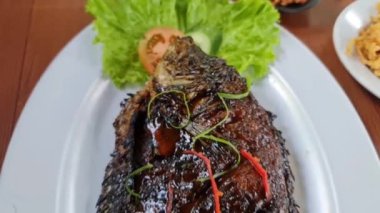 Gurame Bakar Madu ya da ballı gurami çok lezzetli bir Endonezya spesiyalidir. Karides ezmesi, acı biber sosu ve sıcak pirinçle harmanlanır. Balın tatlı ve lezzetli tadı onu daha da lezzetli yapıyor. 