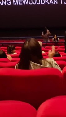 Cakarta, Endonezya 2 Mart 2024. Birkaç kişi sinemadaki koltuklarından kalkmaya başladı. Film bitmişti, sinemaseverler eve koştu..