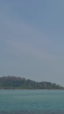 Merak, Endonezya, 9 Temmuz 2023. Ferizu kodlu bir feribot Merak limanına doğru gidiyor. Bu geminin jargonu 