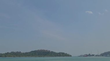 Merak, Endonezya, 9 Temmuz 2023. Ferizu kodlu bir feribot Merak limanına doğru gidiyor. Bu geminin jargonu 