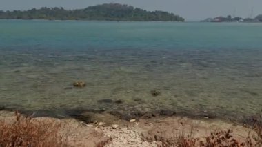 Merak, Endonezya, 9 Temmuz 2023. Ferizu kodlu bir feribot Merak limanına doğru gidiyor. Bu geminin jargonu 