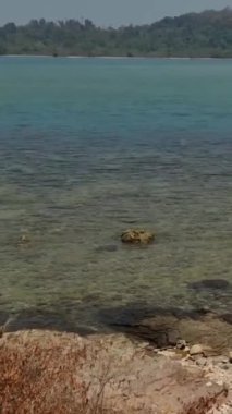 Merak, Endonezya, 9 Temmuz 2023. Ferizu kodlu bir feribot Merak limanına doğru gidiyor. Bu geminin jargonu 