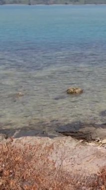 Merak, Endonezya, 9 Temmuz 2023. Ferizu kodlu bir feribot Merak limanına doğru gidiyor. Bu geminin jargonu 