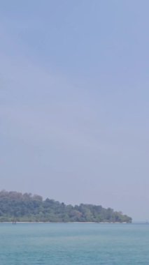 Merak, Endonezya, 9 Temmuz 2023. Ferizu kodlu bir feribot Merak limanına doğru gidiyor. Bu geminin jargonu 