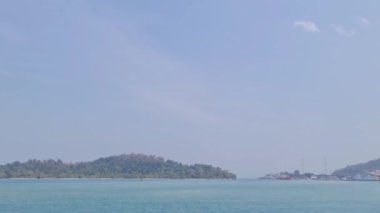 Merak, Endonezya, 9 Temmuz 2023. Ferizu kodlu bir feribot Merak limanına doğru gidiyor. Bu geminin jargonu 