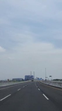 Bekasi, Endonezya 8 Temmuz 2023. Bekasi 'ye giden Cibitung Paralı Yolu' ndaki koşullar Babelan Elektrik Santrali 'ni görebileceğiniz kadar uzakta.