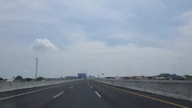 Bekasi, Endonezya 8 Temmuz 2023. Bekasi 'ye giden Cibitung Paralı Yolu' ndaki koşullar Babelan Elektrik Santrali 'ni görebileceğiniz kadar uzakta.