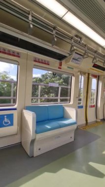 Jakarta, Endonezya, 7 Nisan 2024. Boş Jabodebek LRT tren koltukları. Tren hareket ediyor, koltuklar mavi. İnsan yok, TikTok 'unuza uygun veya içeriğine uygun.
