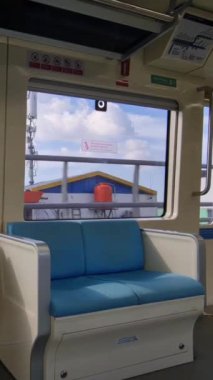 Jakarta, Endonezya, 7 Nisan 2024. Boş Jabodebek LRT tren koltukları. Tren hareket ediyor, koltuklar mavi. İnsan yok, TikTok 'unuza uygun veya içeriğine uygun.