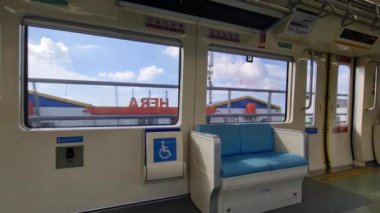 Jakarta, Endonezya, 7 Nisan 2024. Boş Jabodebek LRT tren koltukları. Tren hareket ediyor, koltuklar mavi. İnsan yok, TikTok 'unuza uygun veya içeriğine uygun.