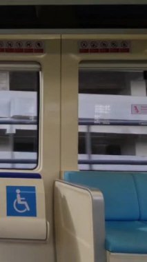 Jakarta, Endonezya, 7 Nisan 2024. Boş Jabodebek LRT tren koltukları. Tren hareket ediyor, koltuklar mavi. İnsan yok, TikTok 'unuza uygun veya içeriğine uygun.