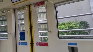 Jakarta, Endonezya, 7 Nisan 2024. Boş Jabodebek LRT tren koltukları. Tren hareket ediyor, koltuklar mavi. İnsan yok, TikTok 'unuza uygun veya içeriğine uygun.