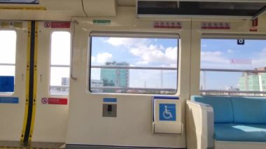 Jakarta, Endonezya, 7 Nisan 2024. Boş Jabodebek LRT tren koltukları. Tren hareket ediyor, koltuklar mavi. İnsan yok, TikTok 'unuza uygun veya içeriğine uygun.