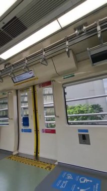Jakarta, Endonezya, 7 Nisan 2024. Boş Jabodebek LRT tren koltukları. Tren hareket ediyor, koltuklar mavi. İnsan yok, TikTok 'unuza uygun veya içeriğine uygun.