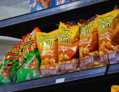 Manila, Filipinler, 29 Eylül 2023. Birkaç paket Cheetos puf ve Ruffles ekşi krema ve soğan aromalı aperatifler havaalanındaki bir mağazanın rafında. Aktiviteye eşlik etmek için lezzetli bir atıştırmalık.