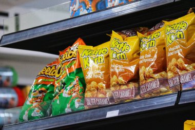 Manila, Filipinler, 29 Eylül 2023. Birkaç paket Cheetos puf ve Ruffles ekşi krema ve soğan aromalı aperatifler havaalanındaki bir mağazanın rafında. Aktiviteye eşlik etmek için lezzetli bir atıştırmalık.