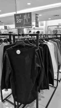 Bekasi, Endonezya 20 Aralık 2023. Sıralar dolusu askıda birkaç kadın giysisi asılı duruyor. Matahari, Endonezya 'daki ucuz fiyatlı alışveriş merkezlerinden biri..