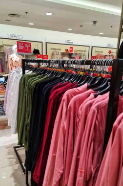 Bekasi, Endonezya 20 Aralık 2023. Sıralar dolusu askıda birkaç kadın giysisi asılı duruyor. Matahari, Endonezya 'daki ucuz fiyatlı alışveriş merkezlerinden biri..