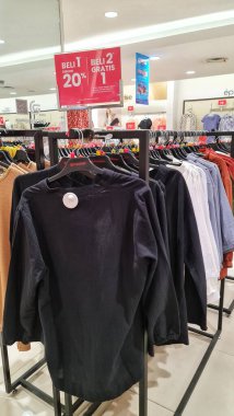 Bekasi, Endonezya 20 Aralık 2023. Sıralar dolusu askıda birkaç kadın giysisi asılı duruyor. Matahari, Endonezya 'daki ucuz fiyatlı alışveriş merkezlerinden biri..