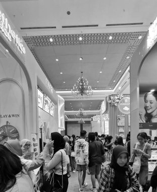 Jakarta, Indnesia 17 Aralık 2023. Jakarta x Güzellik 2023. Hem erkek hem de kadın ziyaretçilerle çok meşgul. Kadın Gazetesi. Çok fazla yassı insan var..