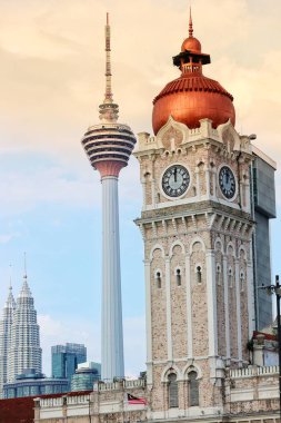 Kuala Lumpur, Malezya 22 Mayıs 2023. Sultan Abdul Samad Binası 'nın çok güzel tarihi mimarisi. Saat kulesini kapat, Büyük Ben Malezya. Kuala Lumpur Kulesi 'ni gördün mü?. .