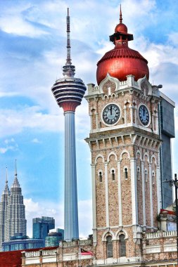 Kuala Lumpur, Malezya 22 Mayıs 2023. Sultan Abdul Samad Binası 'nın çok güzel tarihi mimarisi. Saat kulesini kapat, Büyük Ben Malezya. Kuala Lumpur Kulesi 'ni gördün mü?. .