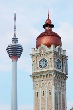 Kuala Lumpur, Malezya 22 Mayıs 2023. Sultan Abdul Samad Binası 'nın çok güzel tarihi mimarisi. Saat kulesini kapat, Büyük Ben Malezya. Kuala Lumpur Kulesi 'ni gördün mü?. .
