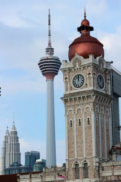 Kuala Lumpur, Malezya 22 Mayıs 2023. Sultan Abdul Samad Binası 'nın çok güzel tarihi mimarisi. Saat kulesini kapat, Büyük Ben Malezya. Kuala Lumpur Kulesi 'ni gördün mü?. .