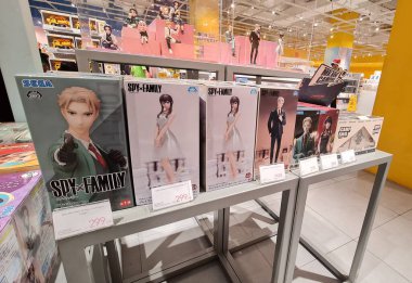 Bekasi, Endonezya 20 Aralık 2023. KKV mağazasında casus X ailesi oyuncakları. Loid Kalpazanı ve Yor Taklitçisi, evli bir çift casus ve suikastçı..