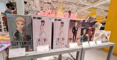 Bekasi, Endonezya 20 Aralık 2023. KKV mağazasında casus X ailesi oyuncakları. Loid Kalpazanı ve Yor Taklitçisi, evli bir çift casus ve suikastçı..