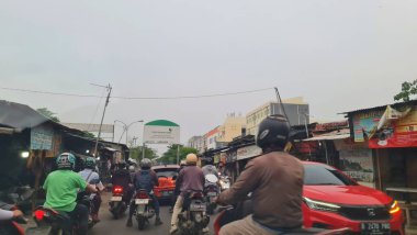 Bekasi, Endonezya, 9 Ocak 2024. Bağımsız Harapan Indah şehrinin arka kapısı yol küçük olduğu için sık sık sıkışıktır. Jakarta ve Bekasi sınırı. ana alternatif yol.