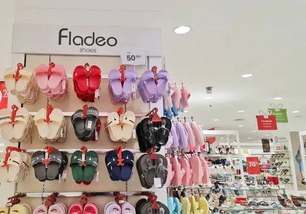 Jakarta, Endonezya 21 Aralık 2023. Fladeo marka sandaletler bir Matahari mağazasında satışta. Çeşitli tipler ve renkler, bir sürü seçenek..