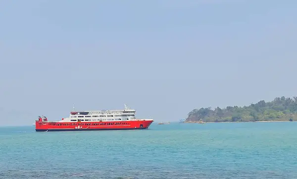 Merak, Endonezya, 8 Haziran 2023. Kırmızı bir feribot Merak limanına doğru gidiyor. 
