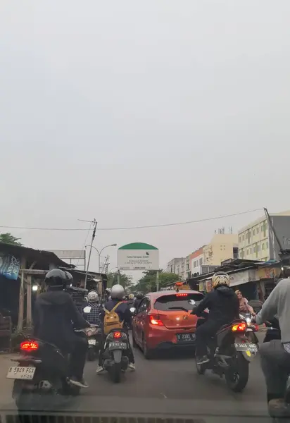 Bekasi, Endonezya, 9 Ocak 2024. Bağımsız Harapan Indah şehrinin arka kapısı yol küçük olduğu için sık sık sıkışıktır. Jakarta ve Bekasi sınırı. ana alternatif yol.
