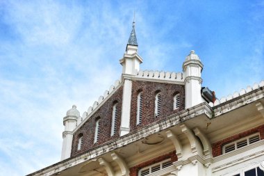 Kuala Lumpur, Malezya 21 Mayıs 2023. Eski kiralık banka binasının çatısı ve binasının tepesi, Kuala Lumpur 'daki ilk banka şubesi açıldı.