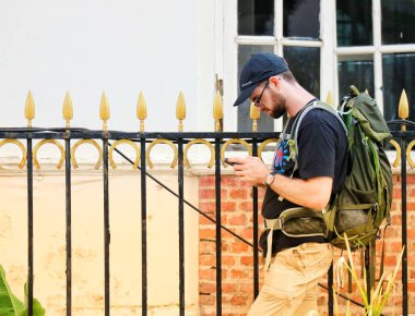 Kuala Lumpur, Malezya 22 Mayıs 2023. Tatilde olan batılı bir turist, KLCG yakınlarındaki Old Chatered binasının önünde duruyor..