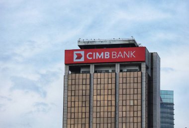 Kuala Lumpur, Malezya 22 Mayıs 2023. Dataran Merdeka 'daki CIMB Bankası binası. Mavi gökyüzü arkaplanı.