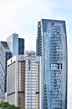Kuala Lumpur, Malezya 22 Mayıs 2023. KWSP Malezya Kumpulan Waalng Kerja ofis binasının yanındaki United Overseas Bank UOB Bank Office Tower 'ın yakın plan fotoğrafı..