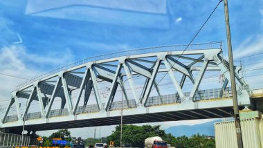 Batı Bandung, Endonezya 12 Aralık 2023. KCIC Padalarang Çelik Köprüsü, Batı Bandung Padaleunyi Geçiş Yolu 'na uzanır. Çelik yapılar sağlam ve betondan daha hafiftir. Çabuk!.